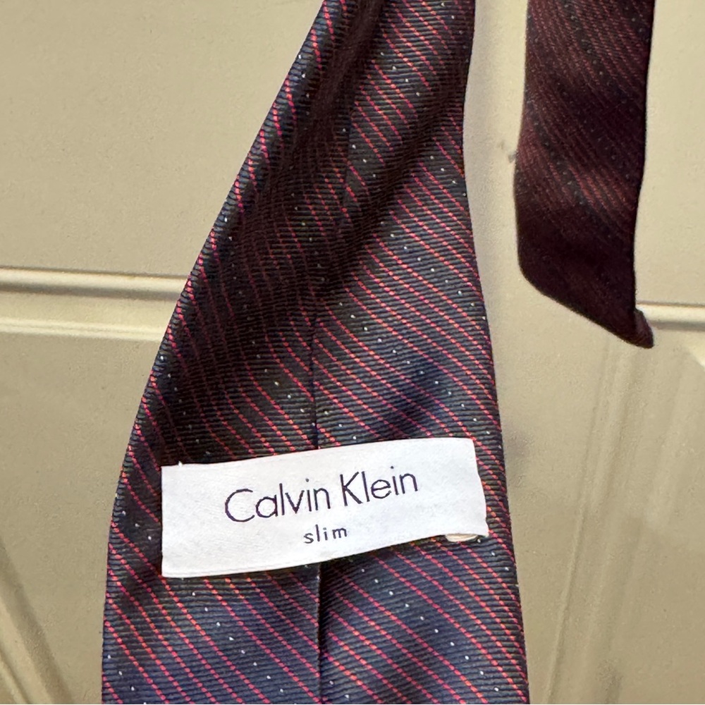Calvin Klein Slim Diagonal Red Stripes White Dots Tie